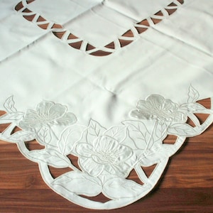 nappe brodée main avec broderie Richelieu 170x250 cm (1