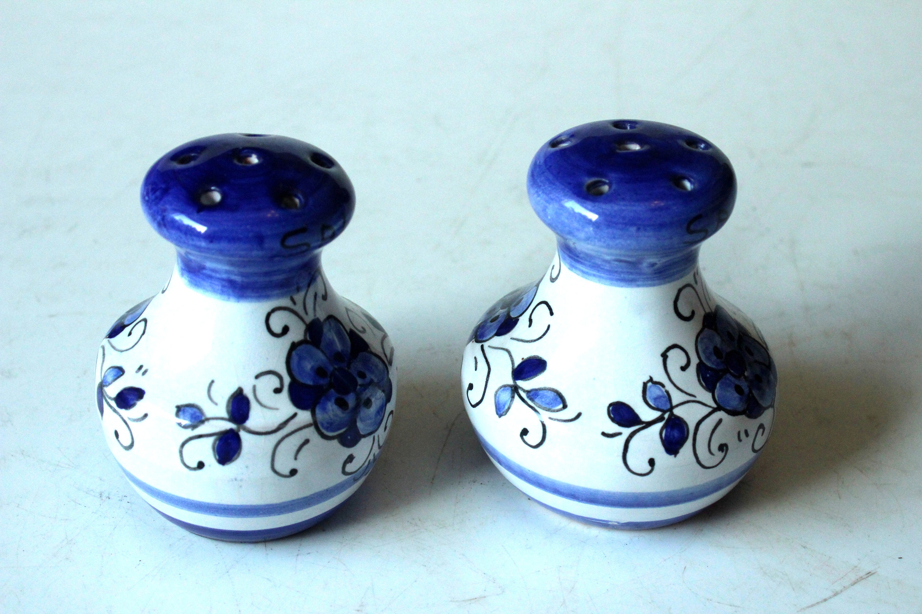 Dining & Serving Mid Century Handpainted Salt And Pepper 2 Salt