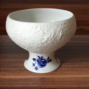Vintage miska biskwitowa z porcelany biskwitowej Bawaria Królewsko-biało-niebieska w kwiaty ze stopką z biskwitowej miski bonbonniere z połowy wieku Porcelanowa miska bonbonniere