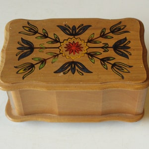 Piccola casa di campagna Cassa del tesoro in legno Scrigno del tesoro con coperchio Bavaria Cassa vintage In legno Gioielli Conservazione a mano Scatola con coperchio in legno