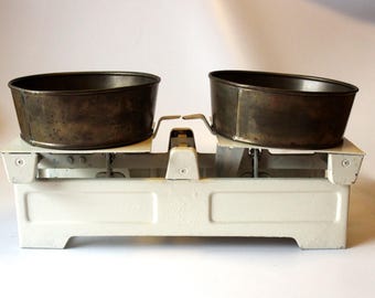Vecchia bilancia da cucina pesante, decorazione da cucina antica, vintage e retrò, bilancia da cucina in metallo e ferro, stile casa di campagna della Germania Ovest, anni '20 e '30