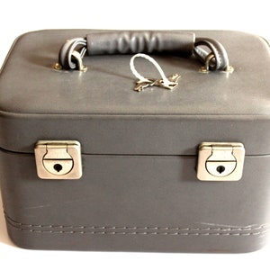 Makeup case gray cosmetic case vintage 70s makeup bag beauty case toiletry bag white with mirror and key