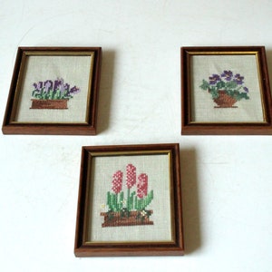 Adorable Photo Frames Hand-Embroidered Miniature Pictures 3pcs Nostalgic Wall Decoration Wooden Frame Vintage Photos Wood mid century pictures