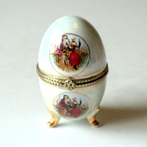 Charmante Porzellan Pillendose auf Füßen Vintage Keramik Pillenbox Ringbox Schmuckdose romantisch Germany pillbox banded footed