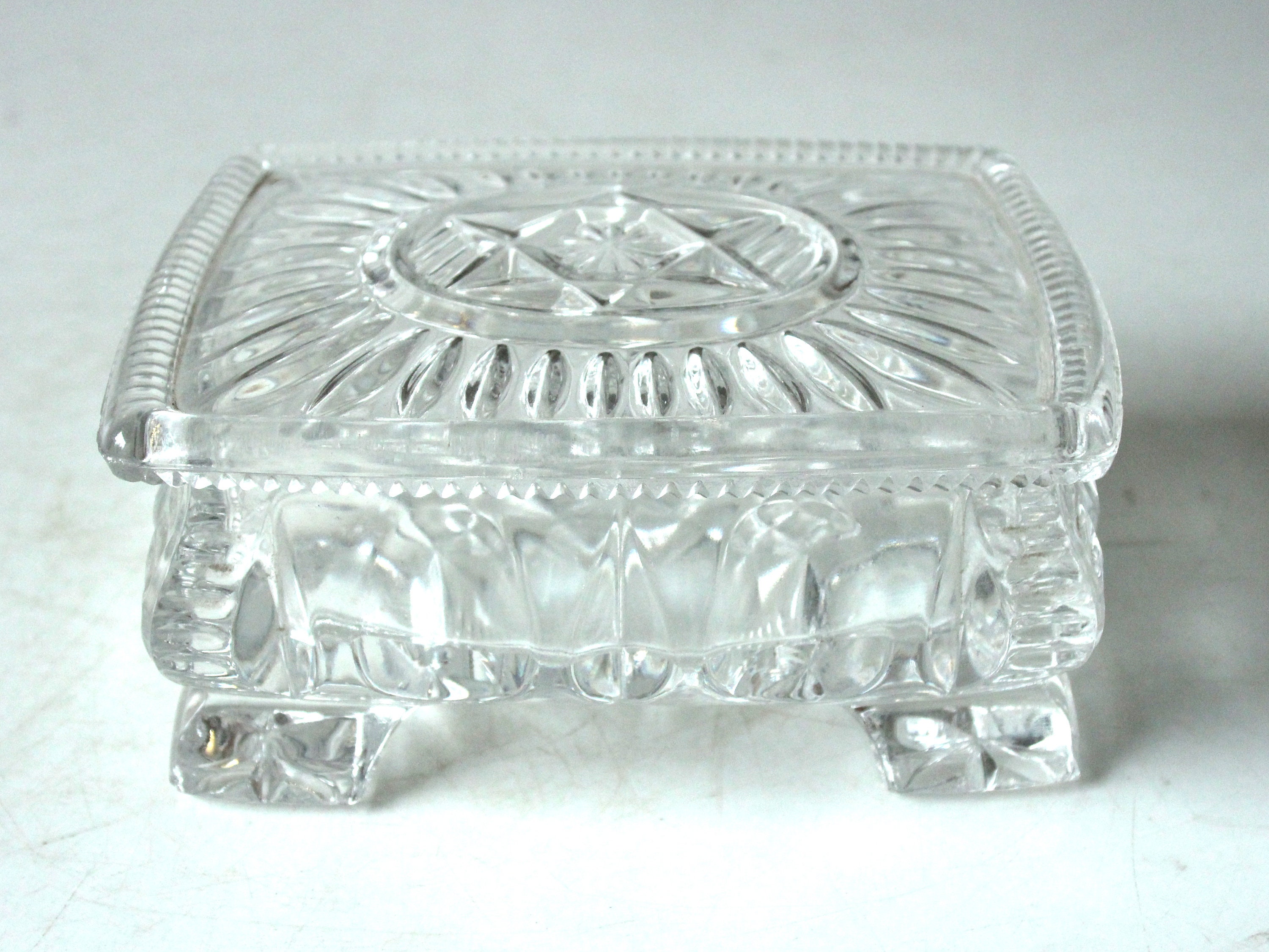 beurrier vintage plateau à beurre bonbonnière fromage cloche capot verre clair verre cristal verre pressé Art Déco Glass Dome Butter Dish Allemagne
