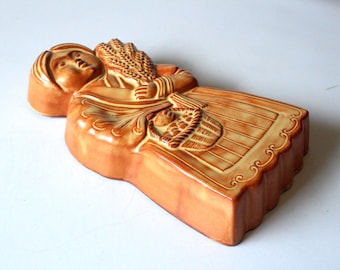 Vintage-style ceramic baking mold for a farmer's wife, with hanger, for a grandmother's birthday, featuring a retro design. It's perfect for a kitchen, a pudding mold for a woman, celebrating Thanksgiving, or a country house.