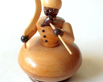 Caixa de joias vintage original feita à mão em formato de estatueta, estilo Erzgebirge, meados do século XX, Alemanha, para guardar joias e incenso.