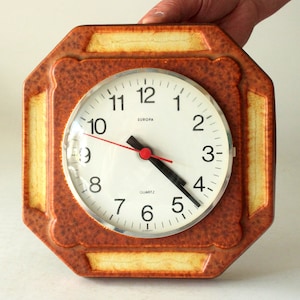 Horloge de cuisine vintage en céramique des années 70, style européen, quartz, orange, beige, marron, blanc, style rétro, style du milieu du siècle, horloge murale de cuisine, Allemagne de l&#39;Ouest, années 70