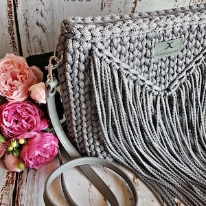 Gehäkelte Tasche mit Quasten ""BOHO Küken"""
