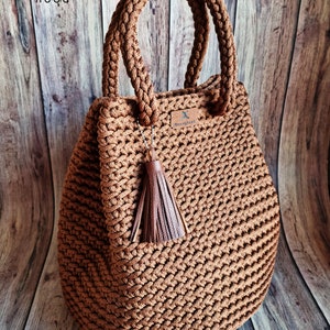 Gehäkelte Handtasche: Große Markttasche aus Polyester mit Lederquaste