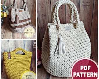 Puede incluir: Tres bolsos de crochet en diferentes colores: beige con rayas marrones, beige y amarillo mostaza. Cada bolso tiene un asa de cuero y un borla. Los bolsos están sobre un fondo de madera con el texto "PDF PATTERN" en cada imagen.