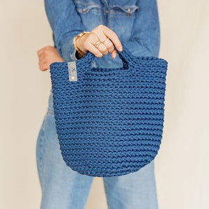 Bolso de mano azul de crochet: bolso mediano de estilo escandinavo