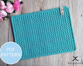 Peut inclure: Un dessous de plat en crochet turquoise avec un motif texturé. Le dessous de plat est posé sur une surface en bois. PDF PATTERN est écrit dans un cercle bleu.