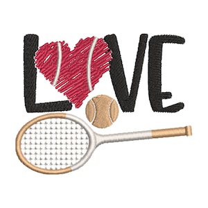 Może przedstawiać: Haftowany wzór ze słowem „LOVE” w kolorze czarnym, przedstawiający czerwone serce ze szczegółami piłki tenisowej, piłkę tenisową i rakietę tenisową. Rakieta ma białą rączkę i brązowy uchwyt.