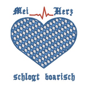 Könnte beinhalten: Ein blaues Herz mit einem weißen Karomuster, eine rote Herzschlaglinie darüber und der Text "Mei Herz" über dem Herzen und "schlogt boarisch" unter dem Herzen.