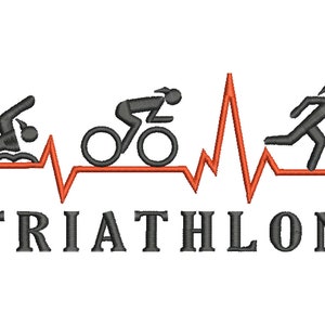 Op de afbeelding: Een zwart en rood grafisch ontwerp van een hartslag met drie stokfiguren die de drie disciplines van een triatlon vertegenwoordigen: zwemmen, fietsen en hardlopen. De tekst "TRIATHLON" staat onder de grafiek.