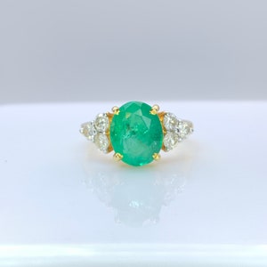 14 Karat Solid Gold Ring | 2.46 CT Colombian Emerald surrounded by Natural Diamonds | Natural Emerald Ring | Jewellery | Gemstone Jewellery