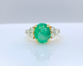 14 Karat Solid Gold Ring | 2.46 CT Colombian Emerald surrounded by Natural Diamonds | Natural Emerald Ring | Jewellery | Gemstone Jewellery
