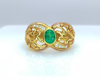 18K Yellow Gold Ring | Colombian Emerald Surrounded by Natural Diamonds | Colombian Emerald & Natural Diamond Ring | Gold Diamond Ring