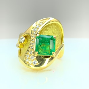 Top Green Emerald & Diamond Ring 18K Solid Gold Ring with 2.41 Cts Natural Colombian Emerald surrounded by Natural diamond