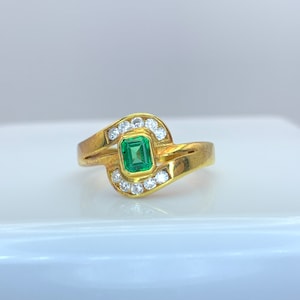 18K Gold Ring with Vivid Green Emerald surrounded by Natural Diamonds | Colombian Emerald Ring | Natural Earth Mined Diamonds ring