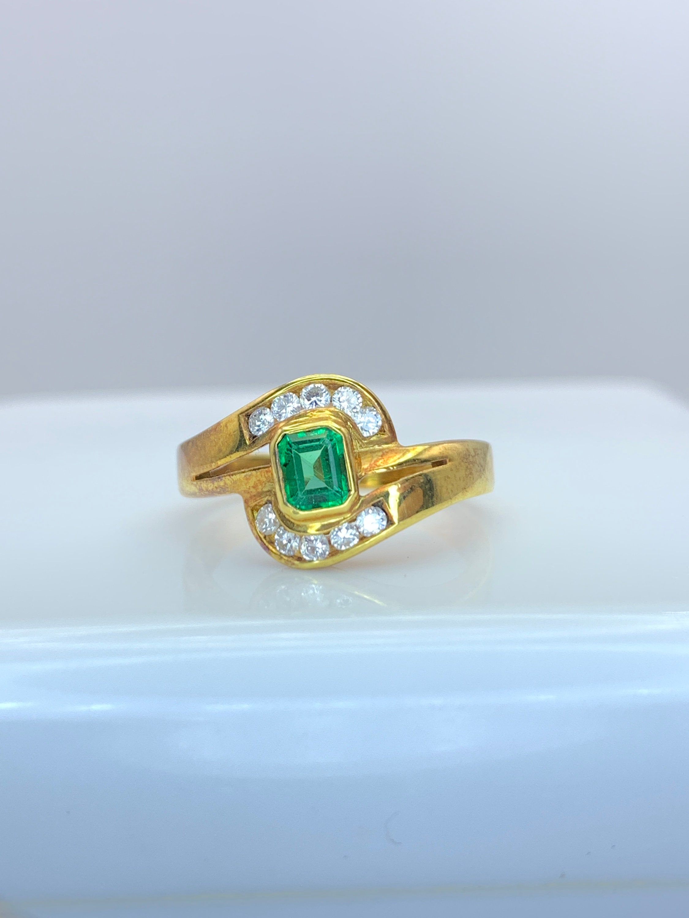 18K Gold Ring with Vivid Green Emerald surrounded by Natural Diamonds | Colombian Emerald Ring | Natural Earth Mined Diamonds ring