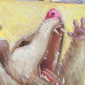 Könnte beinhalten: Ein Ölgemälde eines Opossums mit weit geöffnetem Maul, das scharfe Zähne und eine rosa Zunge zeigt. Das Opossum hat hellbraunes und weißes Fell, eine rosa Nase und lange weiße Schnurrhaare vor einem leuchtend gelben Hintergrund mit erhobenen Pfoten.