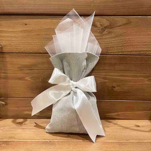 Wedding Bomboniere Linen Pouch tulle e nastro di raso bianco / Bomboniere greche da sposa con 5 koufeta ciascuna / Regali per gli ospiti di nozze Sacchetto in tulle