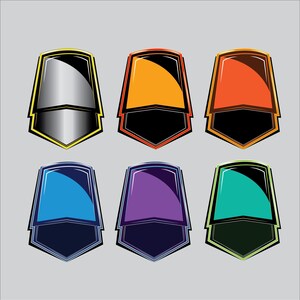 Puede incluir: Seis insignias de diferentes colores en forma de escudo con un centro negro y un contorno blanco. Las insignias están dispuestas en dos filas de tres. Los colores de las insignias son plateado, naranja, rojo, azul, morado y verde.