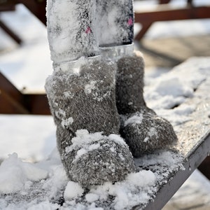 33 Stivali invernali in pelliccia per bambini grigi UE, comodi stivali per giovani in morbida pelliccia di coniglio, stivali da neve per ragazze, stivali yeti per bambini, mukluks per bambini immagine 1