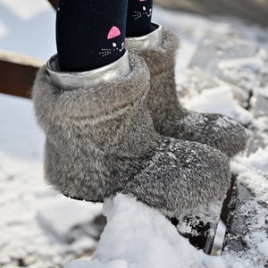 33 Stivali invernali in pelliccia per bambini grigi UE, comodi stivali per giovani in morbida pelliccia di coniglio, stivali da neve per ragazze, stivali yeti per bambini, mukluks per bambini immagine 2