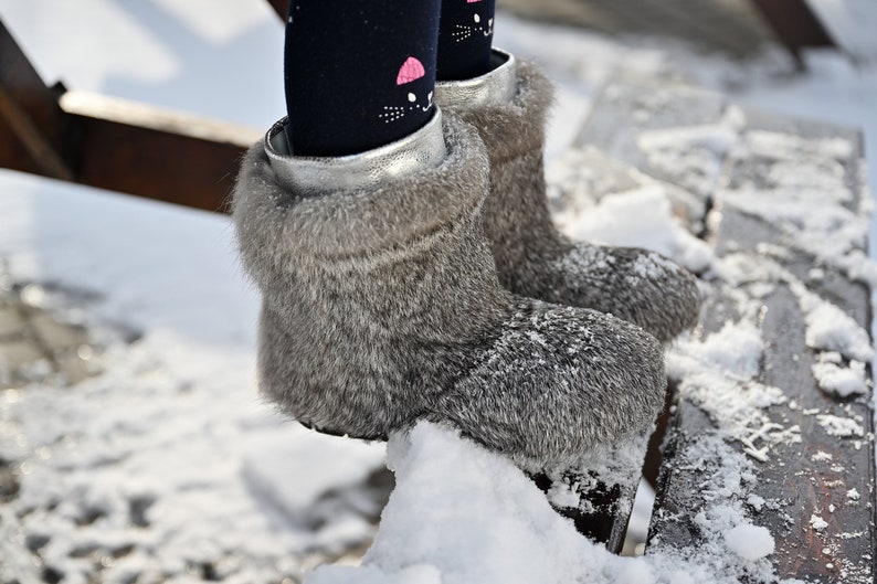 33 Stivali invernali in pelliccia per bambini grigi UE, comodi stivali per giovani in morbida pelliccia di coniglio, stivali da neve per ragazze, stivali yeti per bambini, mukluks per bambini immagine 2