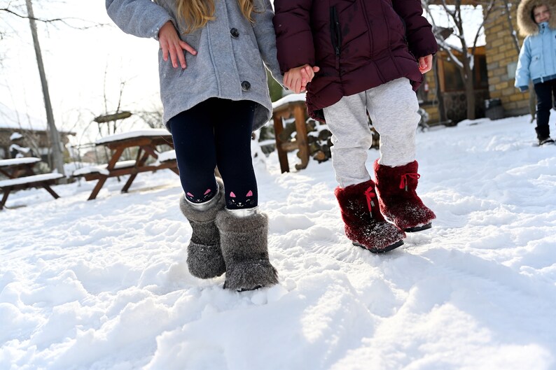 33 Stivali invernali in pelliccia per bambini grigi UE, comodi stivali per giovani in morbida pelliccia di coniglio, stivali da neve per ragazze, stivali yeti per bambini, mukluks per bambini immagine 3