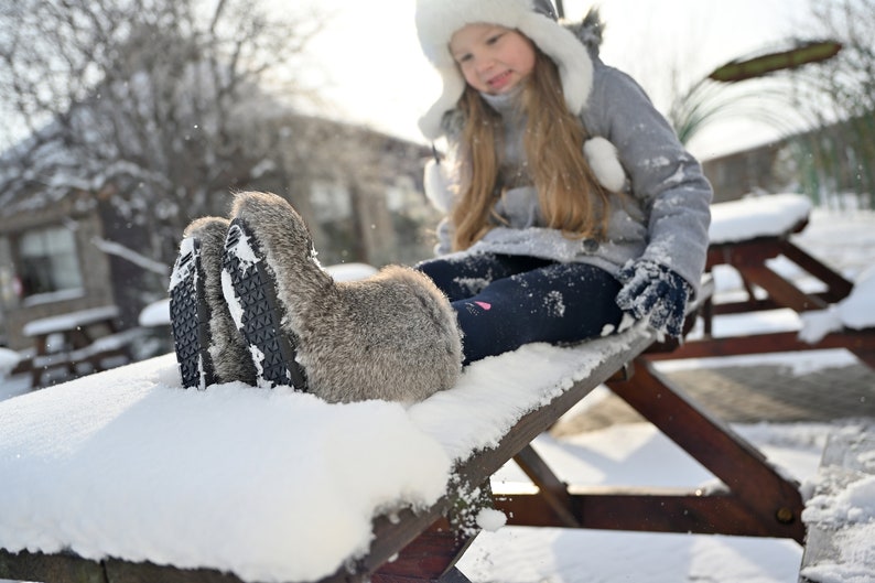 33 Stivali invernali in pelliccia per bambini grigi UE, comodi stivali per giovani in morbida pelliccia di coniglio, stivali da neve per ragazze, stivali yeti per bambini, mukluks per bambini immagine 4