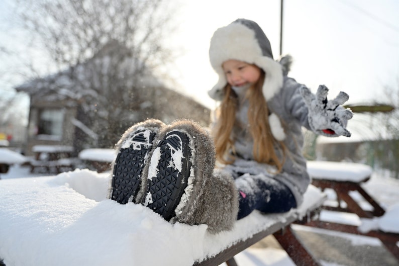 33 Stivali invernali in pelliccia per bambini grigi UE, comodi stivali per giovani in morbida pelliccia di coniglio, stivali da neve per ragazze, stivali yeti per bambini, mukluks per bambini immagine 5