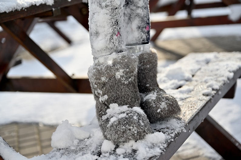 33 Stivali invernali in pelliccia per bambini grigi UE, comodi stivali per giovani in morbida pelliccia di coniglio, stivali da neve per ragazze, stivali yeti per bambini, mukluks per bambini immagine 1