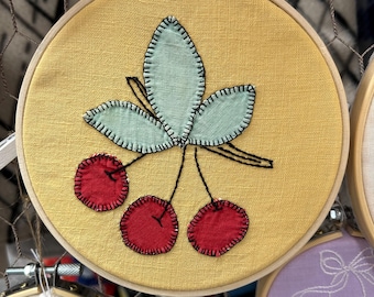 Bordado vintage reciclado en bastidor - Aplique de cereza
