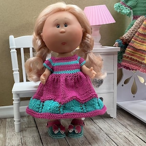 Vestido de algodón tejido a mano y sandalias de piel sintética para muñeca Mini Mia de 23 cm. Conjunto de ropa para muñeca.