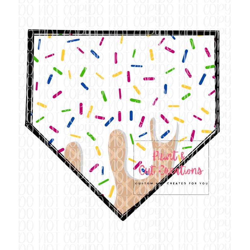Op de afbeelding: Een witte honkbal homeplate met een bruin en wit ijshoorntje dat langs de zijkant druipt. De homeplate is bedekt met kleurrijke sprinkels.