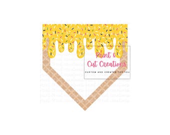 Op de afbeelding: Een gele en bruine wafeltje met gele glazuur en kleurrijke sprinkels die langs de zijkanten druppelen. De tekst "Print & Cut Creations" staat in een roze kader op de wafel.