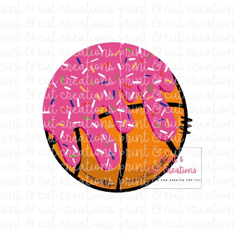 Op de afbeelding: Een basketbal met roze glazuur en kleurrijke sprinkels. Het glazuur druipt langs de zijkanten van de basketbal.
