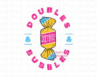Op de afbeelding: Een roze en blauw grafisch ontwerp met de tekst "Doubles & Bubbles" in een cirkel rond een cartoon snoepje met de tekst "Softball" erop.