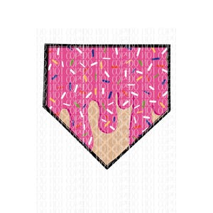 Op de afbeelding: Een roze en witte honkbalvormige koek met sprankjes. De koek is bedekt met roze glazuur en heeft een wafeltjestructuur.