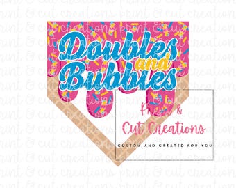 Op de afbeelding: Een roze en blauwe afbeelding met de tekst "Doubles and Bubbles" en een ontwerp van een wafeltje. De afbeelding bevat ook de tekst "Print & Cut Creations" en "Custom and Created for You".