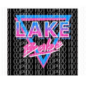 Op de afbeelding: Een grafisch ontwerp met een kleurenschema in blauw, roze en paars. De tekst "LAKE Babe" is in een retro-lettertype.