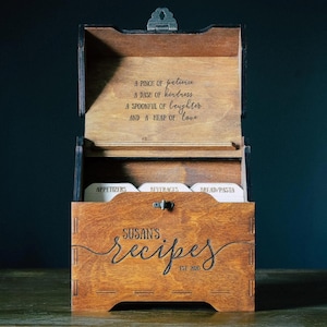 Scatola per ricette personalizzata in legno con divisori per carte di ricette 4x6 e porta carte per ricette, regalo di nozze per la sua addio al nubilato, regalo di inaugurazione della casa