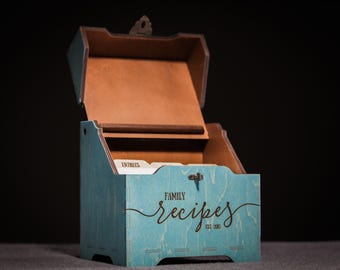 Caja de recetas personalizada azul - Caja de recetas personalizada de 4 x 6, soporte de madera para tarjetas de recetas con divisores, decoración rústica de cocina para reliquias familiares