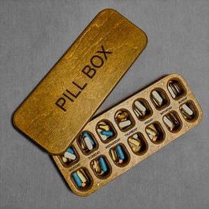 Houten opberger voor pillendoos - Milieuvriendelijke pillendoos voor 7 dagen met dag/nacht-vakken, aanpasbare pillenhouder voor vitamines en medicijnen