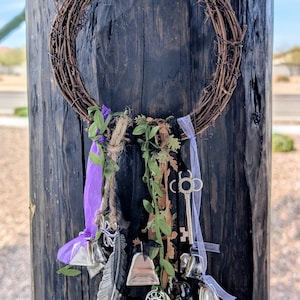 Witch's Bells Home Protection Charm – Grapevine Wreath Door Hanger (Bronze/Silver)