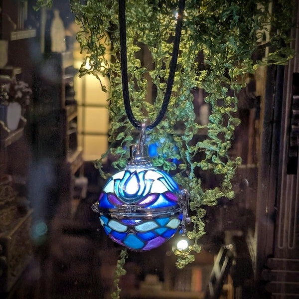 Collar con colgante de globo terráqueo de vidrieras: medallón de resina hecho a mano con luz LED.